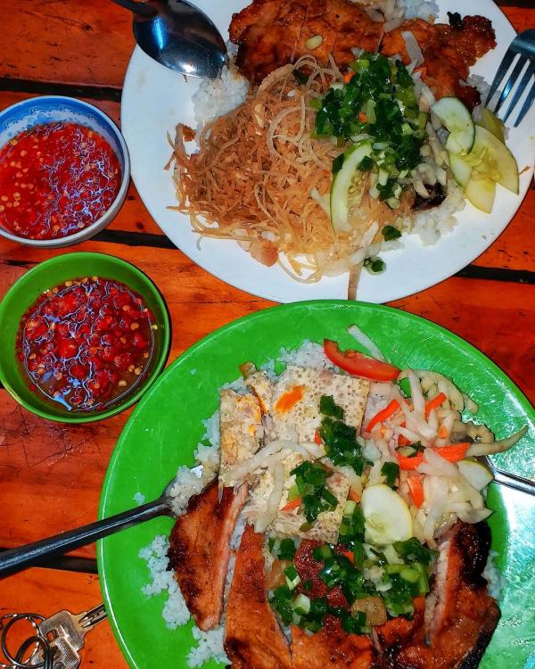 Sau pizza bún đậu mắm tôm, cửa hàng pizza Việt lại làm thực khách 'ngớ người' với pizza... cơm tấm Sau pizza bún đậu mắm tôm, cửa hàng pizza Việt lại làm thực khách 'ngớ người' với pizza... cơm tấm