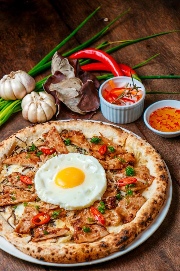 Sau pizza bún đậu mắm tôm, cửa hàng pizza Việt lại làm thực khách 'ngớ người' với pizza... cơm tấm Sau pizza bún đậu mắm tôm, cửa hàng pizza Việt lại làm thực khách 'ngớ người' với pizza... cơm tấm