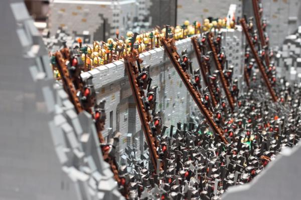 Thánh chơi ngông tái hiện khung cảnh trong 'Chúa Tể Của Những Chiếc Nhẫn' bằng 150 ngàn mảnh LEGO Thánh chơi ngông tái hiện khung cảnh trong 'Chúa Tể Của Những Chiếc Nhẫn' bằng 150 ngàn mảnh LEGO