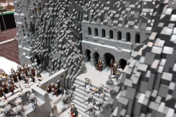 Thánh chơi ngông tái hiện khung cảnh trong 'Chúa Tể Của Những Chiếc Nhẫn' bằng 150 ngàn mảnh LEGO Thánh chơi ngông tái hiện khung cảnh trong 'Chúa Tể Của Những Chiếc Nhẫn' bằng 150 ngàn mảnh LEGO