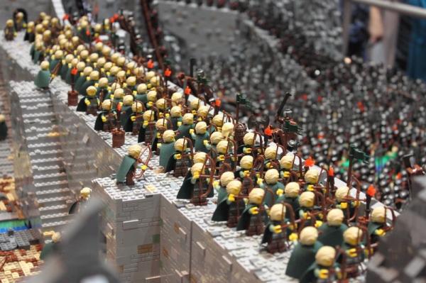 Thánh chơi ngông tái hiện khung cảnh trong 'Chúa Tể Của Những Chiếc Nhẫn' bằng 150 ngàn mảnh LEGO Thánh chơi ngông tái hiện khung cảnh trong 'Chúa Tể Của Những Chiếc Nhẫn' bằng 150 ngàn mảnh LEGO