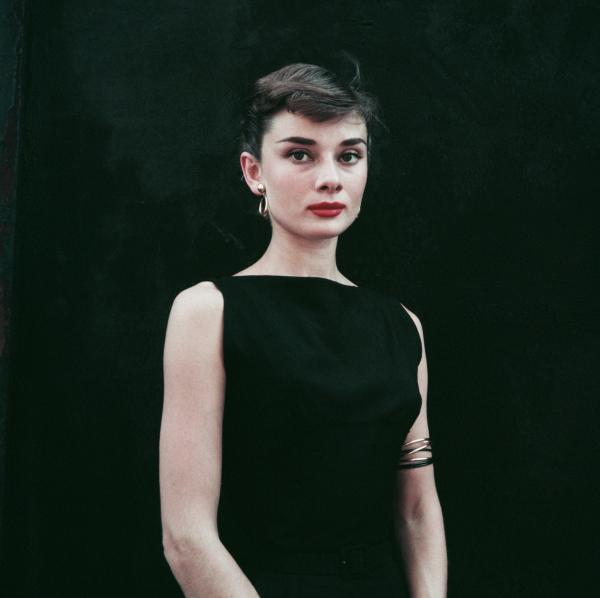 Cuộc đời phi thường của Audrey Hepburn: Từ nữ minh tinh màn ảnh đến nhà hoạt động nhân quyền Cuộc đời phi thường của Audrey Hepburn: Từ nữ minh tinh màn ảnh đến nhà hoạt động nhân quyền
