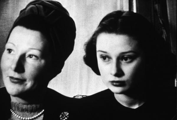 Cuộc đời phi thường của Audrey Hepburn: Từ nữ minh tinh màn ảnh đến nhà hoạt động nhân quyền Cuộc đời phi thường của Audrey Hepburn: Từ nữ minh tinh màn ảnh đến nhà hoạt động nhân quyền