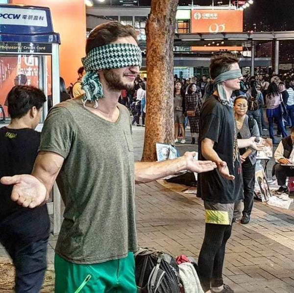 Dân châu Á 'phát bệnh' với cảnh Tây balo ngồi ngửa tay xin tiền để... đi du lịch vòng quanh thế giới Dân châu Á 'phát bệnh' với cảnh Tây balo ngồi ngửa tay xin tiền để... đi du lịch vòng quanh thế giới