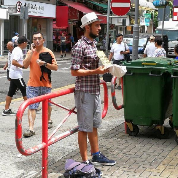 Dân châu Á 'phát bệnh' với cảnh Tây balo ngồi ngửa tay xin tiền để... đi du lịch vòng quanh thế giới Dân châu Á 'phát bệnh' với cảnh Tây balo ngồi ngửa tay xin tiền để... đi du lịch vòng quanh thế giới