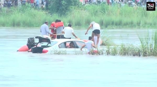 Thanh niên Ấn Độ ném xe sang xuống sông vì bố mẹ tặng chiếc xe không giống mong đợi Thanh niên Ấn Độ ném xe sang xuống sông vì bố mẹ tặng chiếc xe không giống mong đợi