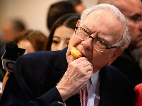 Bí kíp sống lâu của tỷ phú Warren Buffett: Sương sương 5 lon coca mỗi ngày chứ mấy! Bí kíp sống lâu của tỷ phú Warren Buffett: Sương sương 5 lon coca mỗi ngày chứ mấy!