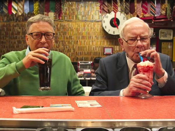 Bí kíp sống lâu của tỷ phú Warren Buffett: Sương sương 5 lon coca mỗi ngày chứ mấy! Bí kíp sống lâu của tỷ phú Warren Buffett: Sương sương 5 lon coca mỗi ngày chứ mấy!