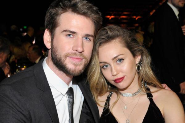 Giữa cơn bão ly hôn với Liam Hemsworth, hình xăm mới của Miley Cycrus có ẩn ý gì? Giữa cơn bão ly hôn với Liam Hemsworth, hình xăm mới của Miley Cycrus có ẩn ý gì?