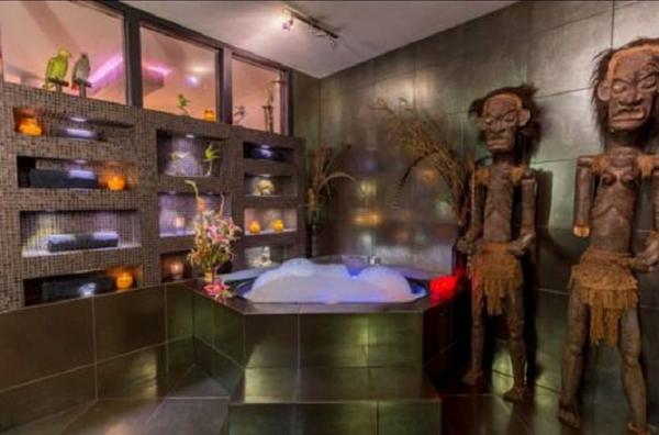 Cuộc sống vốn đã khó khăn rồi mà mỗi cái chuyện đi tắm thôi cũng làm khó nhau nữa Cuộc sống vốn đã khó khăn rồi mà mỗi cái chuyện đi tắm thôi cũng làm khó nhau nữa