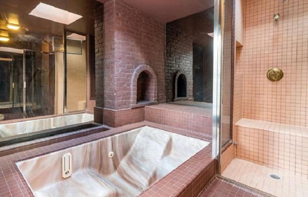 Cuộc sống vốn đã khó khăn rồi mà mỗi cái chuyện đi tắm thôi cũng làm khó nhau nữa Cuộc sống vốn đã khó khăn rồi mà mỗi cái chuyện đi tắm thôi cũng làm khó nhau nữa
