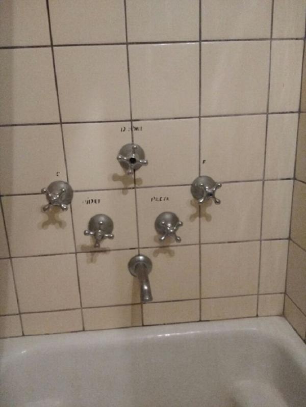 Cuộc sống vốn đã khó khăn rồi mà mỗi cái chuyện đi tắm thôi cũng làm khó nhau nữa Cuộc sống vốn đã khó khăn rồi mà mỗi cái chuyện đi tắm thôi cũng làm khó nhau nữa
