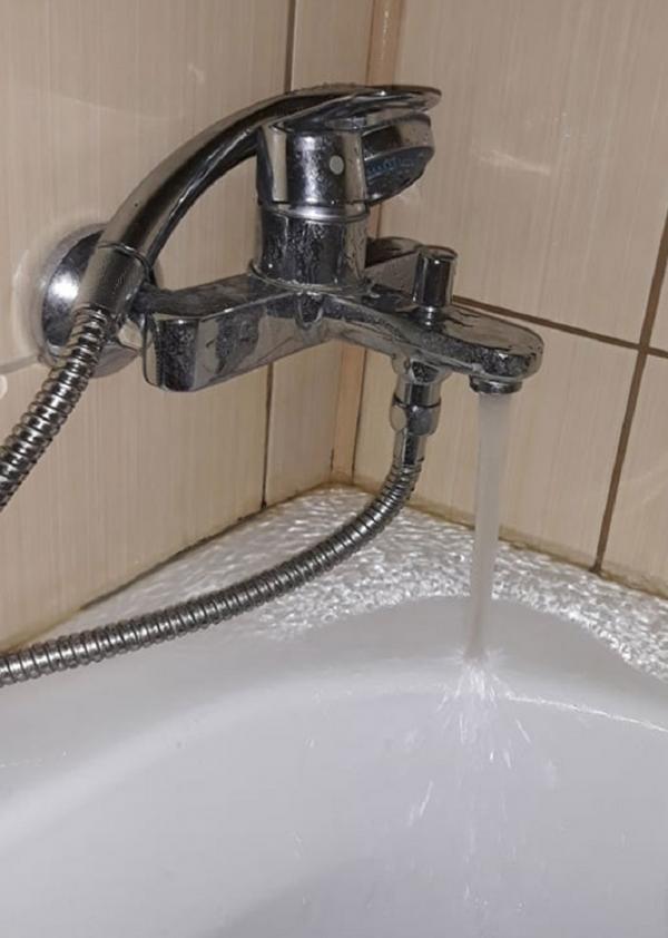 Cuộc sống vốn đã khó khăn rồi mà mỗi cái chuyện đi tắm thôi cũng làm khó nhau nữa Cuộc sống vốn đã khó khăn rồi mà mỗi cái chuyện đi tắm thôi cũng làm khó nhau nữa