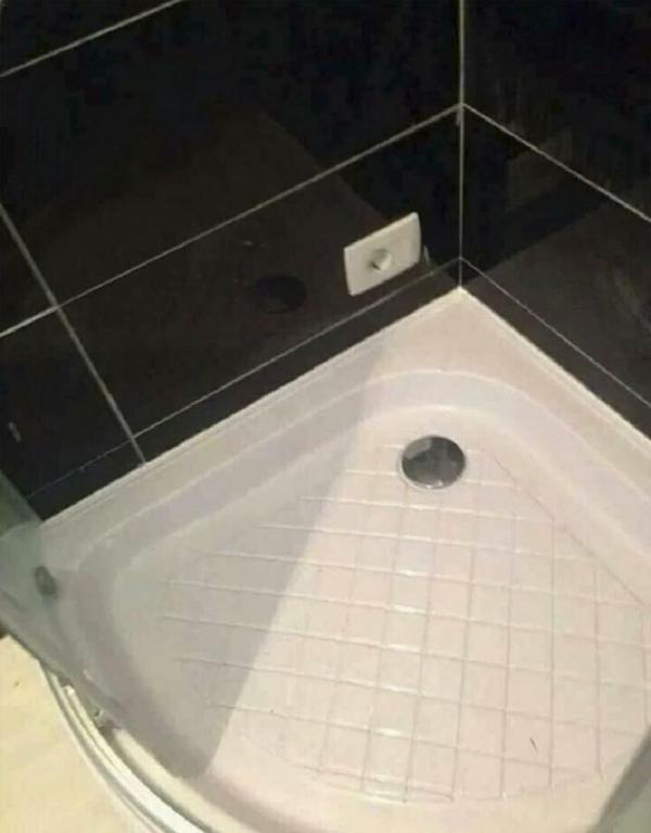 Cuộc sống vốn đã khó khăn rồi mà mỗi cái chuyện đi tắm thôi cũng làm khó nhau nữa Cuộc sống vốn đã khó khăn rồi mà mỗi cái chuyện đi tắm thôi cũng làm khó nhau nữa