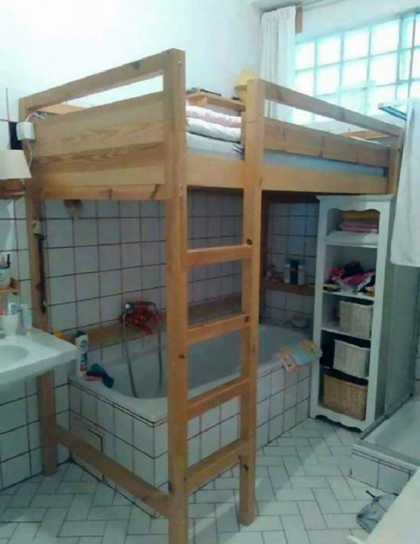Cuộc sống vốn đã khó khăn rồi mà mỗi cái chuyện đi tắm thôi cũng làm khó nhau nữa Cuộc sống vốn đã khó khăn rồi mà mỗi cái chuyện đi tắm thôi cũng làm khó nhau nữa