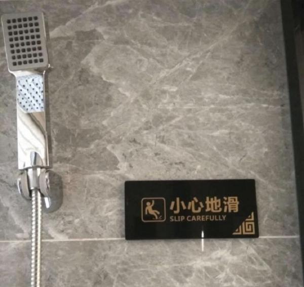 Cuộc sống vốn đã khó khăn rồi mà mỗi cái chuyện đi tắm thôi cũng làm khó nhau nữa Cuộc sống vốn đã khó khăn rồi mà mỗi cái chuyện đi tắm thôi cũng làm khó nhau nữa