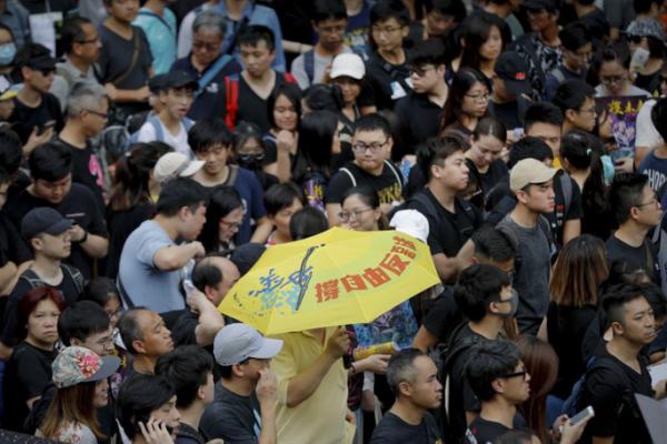 Vừa biểu tình, người Hong Kong vừa đổ xô đi xăm 3 biểu tượng độc đáo Vừa biểu tình, người Hong Kong vừa đổ xô đi xăm 3 biểu tượng độc đáo