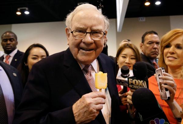 Bí kíp sống lâu của tỷ phú Warren Buffett: Sương sương 5 lon coca mỗi ngày chứ mấy! Bí kíp sống lâu của tỷ phú Warren Buffett: Sương sương 5 lon coca mỗi ngày chứ mấy!