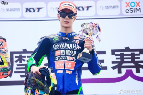 Vì sao Vương Nhất Bác không chịu tìm bạn gái? Câu trả lời không phải là do mê đua xe! Vì sao Vương Nhất Bác không chịu tìm bạn gái? Câu trả lời không phải là do mê đua xe!