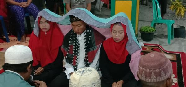 Chú rể Indonesia kết hôn với cả 2 cô bạn gái để... 'không ai phải bị tổn thương' Chú rể Indonesia kết hôn với cả 2 cô bạn gái để... 'không ai phải bị tổn thương'