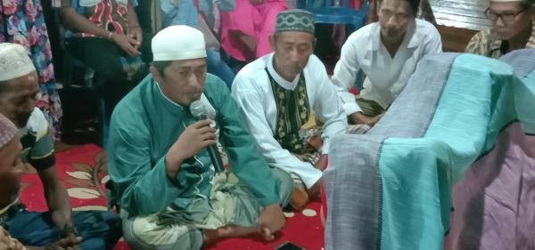 Chú rể Indonesia kết hôn với cả 2 cô bạn gái để... 'không ai phải bị tổn thương' Chú rể Indonesia kết hôn với cả 2 cô bạn gái để... 'không ai phải bị tổn thương'