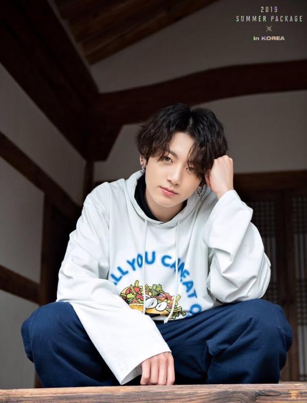 Fan Đại lục vung tiền trên đất Việt để hình ảnh của BTS Jungkook 'phủ sóng' khắp các trung tâm thương mại Fan Đại lục vung tiền trên đất Việt để hình ảnh của BTS Jungkook 'phủ sóng' khắp các trung tâm thương mại