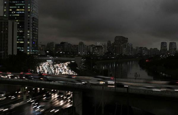 Người dân Brazil chia sẻ hình ảnh thành phố São Paulo bị nhấn chìm trong bóng tối do ảnh hưởng vụ cháy rừng Amazon Người dân Brazil chia sẻ hình ảnh thành phố São Paulo bị nhấn chìm trong bóng tối do ảnh hưởng vụ cháy rừng Amazon