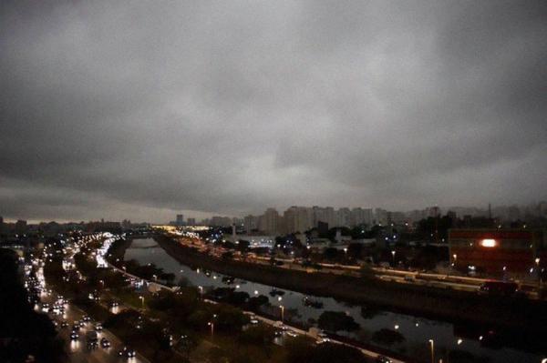 Người dân Brazil chia sẻ hình ảnh thành phố São Paulo bị nhấn chìm trong bóng tối do ảnh hưởng vụ cháy rừng Amazon Người dân Brazil chia sẻ hình ảnh thành phố São Paulo bị nhấn chìm trong bóng tối do ảnh hưởng vụ cháy rừng Amazon