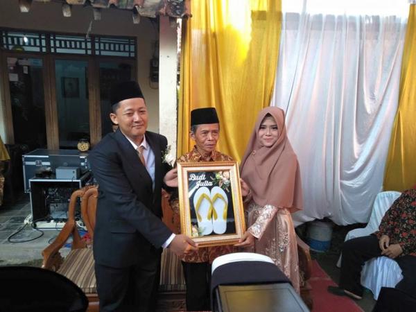 Chú rể Indonesia kết hôn với cả 2 cô bạn gái để... 'không ai phải bị tổn thương' Chú rể Indonesia kết hôn với cả 2 cô bạn gái để... 'không ai phải bị tổn thương'