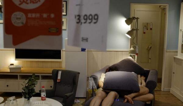Quá bất lực, IKEA quyết định 'thả cửa' cho mọi người đến cửa hàng tại Trung Quốc để ngủ và nghỉ ngơi Quá bất lực, IKEA quyết định 'thả cửa' cho mọi người đến cửa hàng tại Trung Quốc để ngủ và nghỉ ngơi