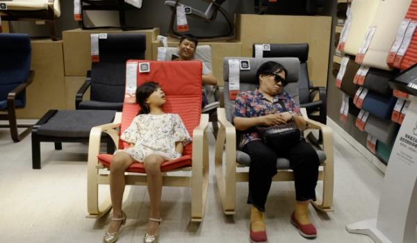 Quá bất lực, IKEA quyết định 'thả cửa' cho mọi người đến cửa hàng tại Trung Quốc để ngủ và nghỉ ngơi Quá bất lực, IKEA quyết định 'thả cửa' cho mọi người đến cửa hàng tại Trung Quốc để ngủ và nghỉ ngơi