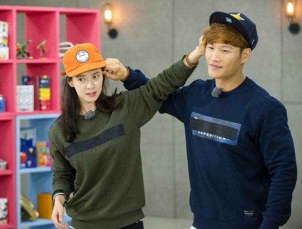 Bằng chứng SBS tệ bạc với Song Ji Hyo: Bảng tên viết tay, không đăng hình trong fanmeeting đầu tiên của Running Man Bằng chứng SBS tệ bạc với Song Ji Hyo: Bảng tên viết tay, không đăng hình trong fanmeeting đầu tiên của Running Man