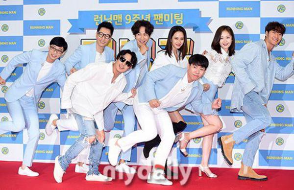 Bằng chứng SBS tệ bạc với Song Ji Hyo: Bảng tên viết tay, không đăng hình trong fanmeeting đầu tiên của Running Man Bằng chứng SBS tệ bạc với Song Ji Hyo: Bảng tên viết tay, không đăng hình trong fanmeeting đầu tiên của Running Man