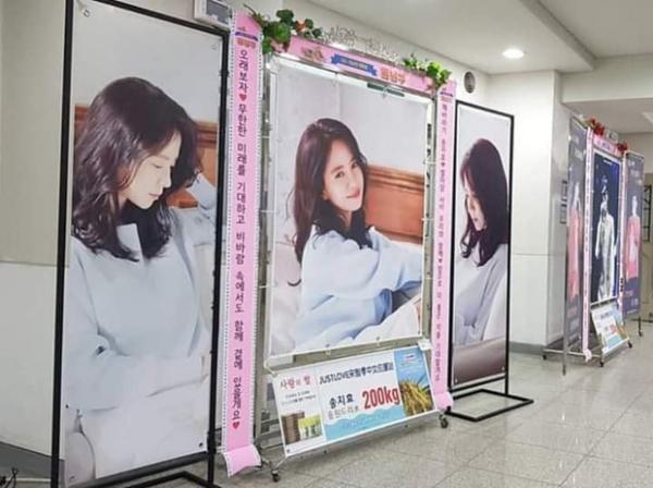 Bằng chứng SBS tệ bạc với Song Ji Hyo: Bảng tên viết tay, không đăng hình trong fanmeeting đầu tiên của Running Man Bằng chứng SBS tệ bạc với Song Ji Hyo: Bảng tên viết tay, không đăng hình trong fanmeeting đầu tiên của Running Man