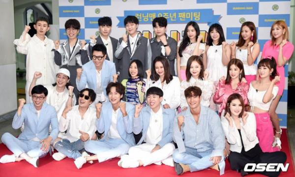 Bằng chứng SBS tệ bạc với Song Ji Hyo: Bảng tên viết tay, không đăng hình trong fanmeeting đầu tiên của Running Man Bằng chứng SBS tệ bạc với Song Ji Hyo: Bảng tên viết tay, không đăng hình trong fanmeeting đầu tiên của Running Man