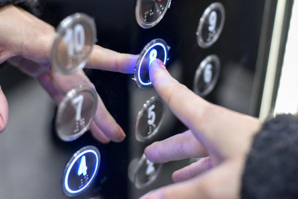 Người đàn ông bị thang máy đè chết: Tử thần ở ngay trước mặt chúng ta Người đàn ông bị thang máy đè chết: Tử thần ở ngay trước mặt chúng ta