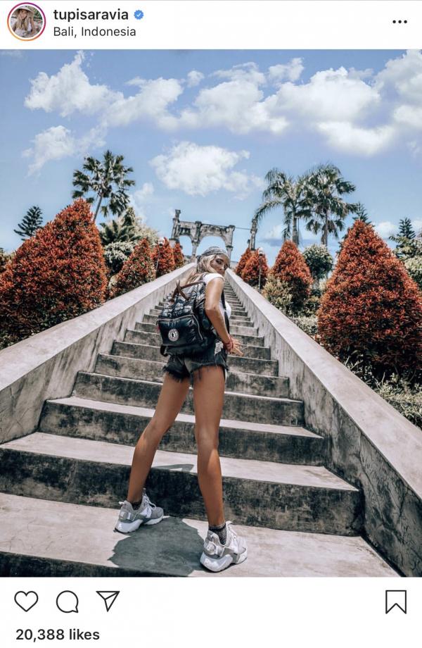Blogger du lịch bị 'bóc phốt' tấm ảnh nào cũng có một đám mây giống nhau Blogger du lịch bị 'bóc phốt' tấm ảnh nào cũng có một đám mây giống nhau
