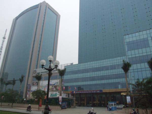 Dân mạng lên tiếng bênh vực bảo vệ đuổi người trú mưa tại khách sạn Grand Plaza Hà Nội Dân mạng lên tiếng bênh vực bảo vệ đuổi người trú mưa tại khách sạn Grand Plaza Hà Nội
