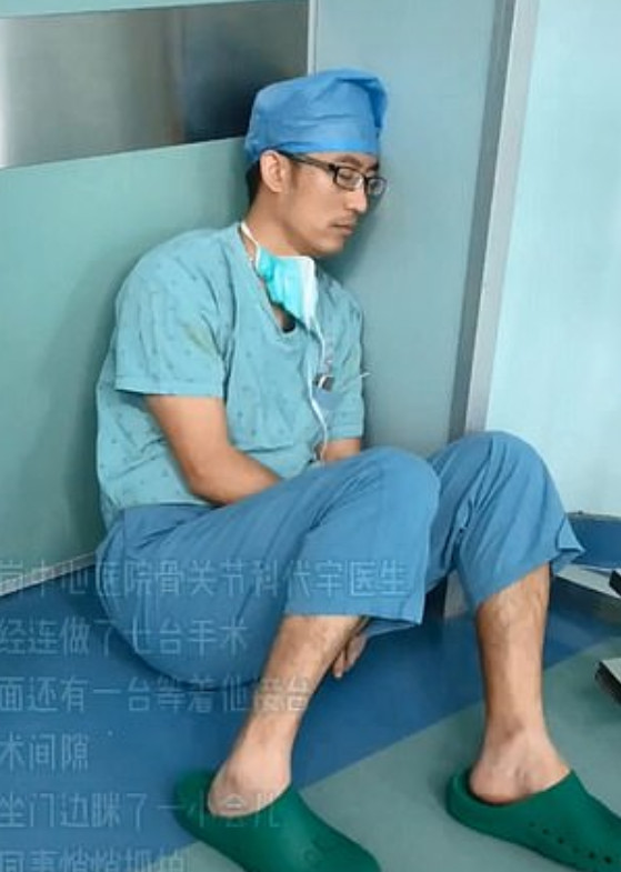 Xúc động trước câu chuyện bác sĩ phẫu thuật liên tục mổ 7 ca mà không kịp nghỉ ngơi Xúc động trước câu chuyện bác sĩ phẫu thuật liên tục mổ 7 ca mà không kịp nghỉ ngơi