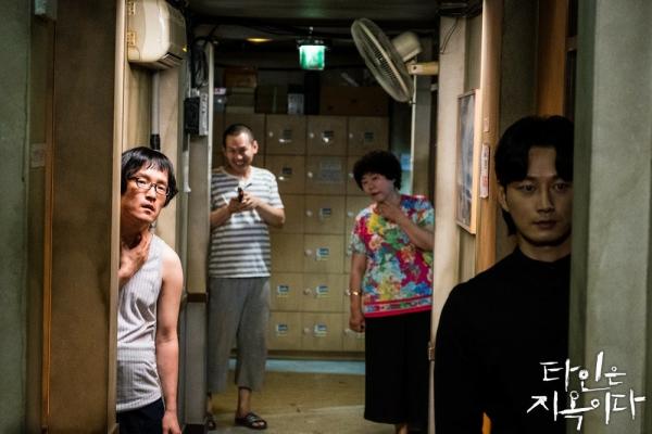 Siêu phẩm kinh dị 'Strangers From Hell' – Quán trọ địa ngục đã mở cửa để ác quỷ hiện nguyên hình Siêu phẩm kinh dị 'Strangers From Hell' – Quán trọ địa ngục đã mở cửa để ác quỷ hiện nguyên hình