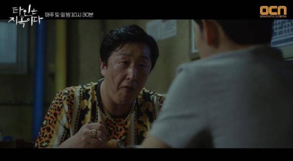 Siêu phẩm kinh dị 'Strangers From Hell' – Quán trọ địa ngục đã mở cửa để ác quỷ hiện nguyên hình Siêu phẩm kinh dị 'Strangers From Hell' – Quán trọ địa ngục đã mở cửa để ác quỷ hiện nguyên hình
