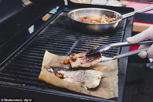 Người phụ nữ ăn thuần chay giận dữ kiện hàng xóm gốc Việt vì họ suốt ngày nướng thịt ngoài trời Người phụ nữ ăn thuần chay giận dữ kiện hàng xóm gốc Việt vì họ suốt ngày nướng thịt ngoài trời
