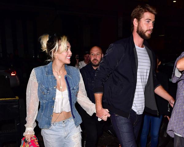 Liam Hemsworth lần đầu xuất hiện với vẻ mặt buồn bã sau khi đệ đơn ly hôn Miley Cyrus Liam Hemsworth lần đầu xuất hiện với vẻ mặt buồn bã sau khi đệ đơn ly hôn Miley Cyrus