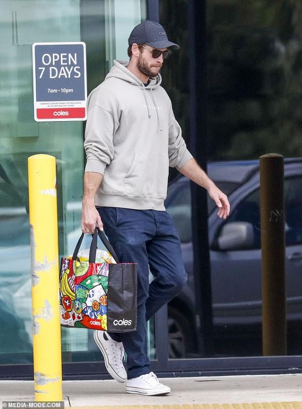 Liam Hemsworth lần đầu xuất hiện với vẻ mặt buồn bã sau khi đệ đơn ly hôn Miley Cyrus Liam Hemsworth lần đầu xuất hiện với vẻ mặt buồn bã sau khi đệ đơn ly hôn Miley Cyrus