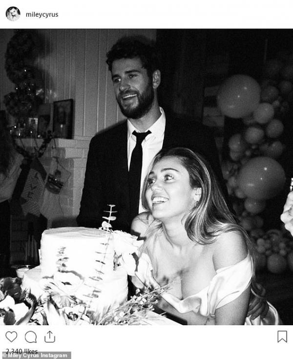 Liam Hemsworth lần đầu xuất hiện với vẻ mặt buồn bã sau khi đệ đơn ly hôn Miley Cyrus Liam Hemsworth lần đầu xuất hiện với vẻ mặt buồn bã sau khi đệ đơn ly hôn Miley Cyrus