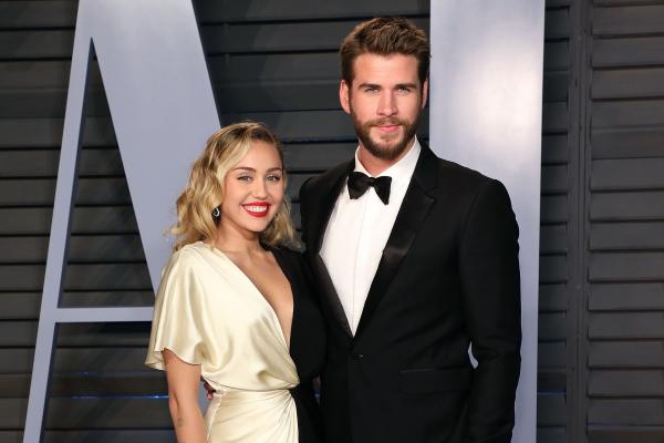 Liam Hemsworth lần đầu xuất hiện với vẻ mặt buồn bã sau khi đệ đơn ly hôn Miley Cyrus Liam Hemsworth lần đầu xuất hiện với vẻ mặt buồn bã sau khi đệ đơn ly hôn Miley Cyrus