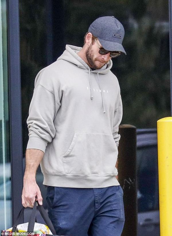 Liam Hemsworth lần đầu xuất hiện với vẻ mặt buồn bã sau khi đệ đơn ly hôn Miley Cyrus Liam Hemsworth lần đầu xuất hiện với vẻ mặt buồn bã sau khi đệ đơn ly hôn Miley Cyrus