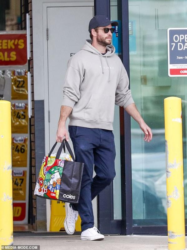 Liam Hemsworth lần đầu xuất hiện với vẻ mặt buồn bã sau khi đệ đơn ly hôn Miley Cyrus Liam Hemsworth lần đầu xuất hiện với vẻ mặt buồn bã sau khi đệ đơn ly hôn Miley Cyrus