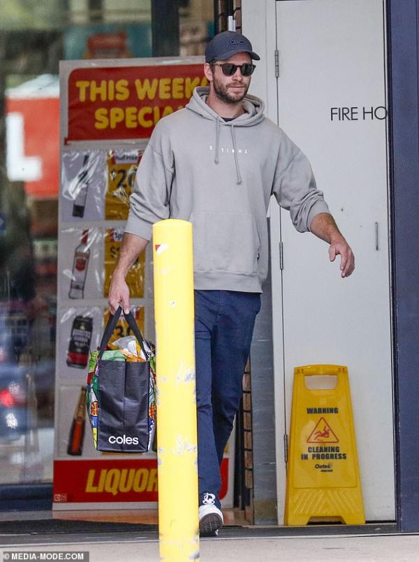 Liam Hemsworth lần đầu xuất hiện với vẻ mặt buồn bã sau khi đệ đơn ly hôn Miley Cyrus Liam Hemsworth lần đầu xuất hiện với vẻ mặt buồn bã sau khi đệ đơn ly hôn Miley Cyrus