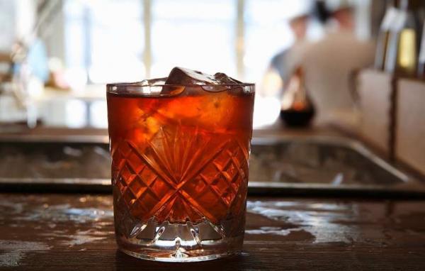 Đúng một trăm năm trước, ly Negroni đầu tiên đã được ra đời trong một quán bar ở Ý Đúng một trăm năm trước, ly Negroni đầu tiên đã được ra đời trong một quán bar ở Ý